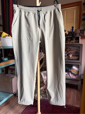 Cotopaxi women's kahki patch pocket performance pants size XL